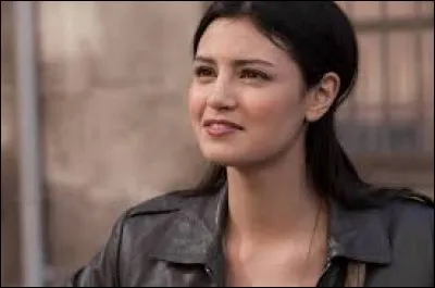 De qui Stéphanie est-elle l'amie ?