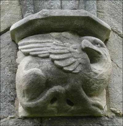Quadrupde avec un corps de lion, il possde quatre pattes arms de griffes et couvertes d'cailles, une tte au bec crochu, une queue de saurien, des ailes et des serres d'aigle.