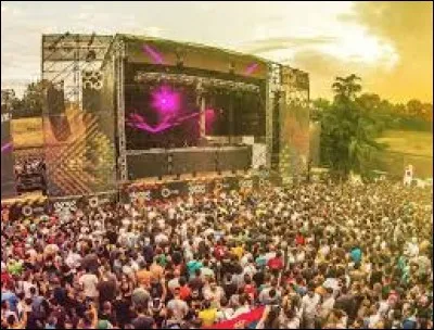 Quel important festival de musique a lieu traditionnellement en juillet sur la côte atlantique depuis 1985 ?