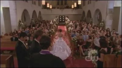 Sur quelle chanson Lindsay refuse-t-elle de se marier à Lucas et quitte-t-elle, par conséquent, la cérémonie en courant ?