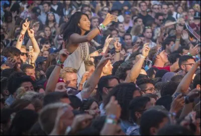 Comment te comportes-tu avec tes fans ?