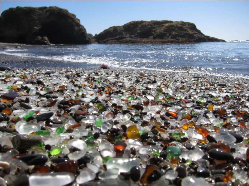 Cette plage insolite de Californie est une plage de verre nommée "Glass Beach", quelles sont ses origines ?