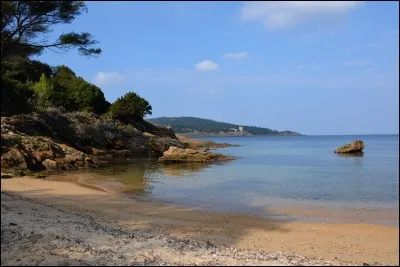 Si vous aimez les plages naturistes, vous pourrez vous rendre à l'île du Levant, dans quel archipel ?