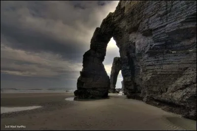Ces immenses arches formées par l'érosion font le charme et la réputation de la "Playa de las catedrales", en Espagne, elles se situent à Ribadeo, en Galice :