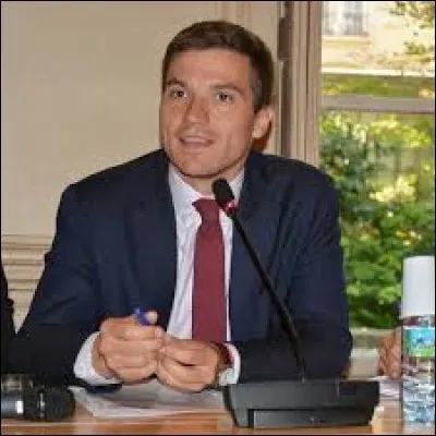 Comment s'appelle le maire actuel de la ville ?