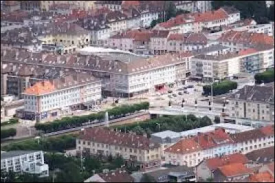 Combien y a-t-il environ d'habitants ?