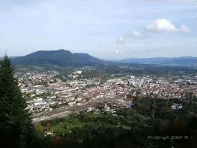 Quel est le nom de ce mont forestier où est installé un belvédère pour avoir une vue sur l'ensemble de la ville ?