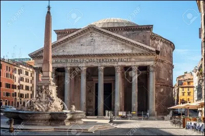 Il existe le Panthéon aussi en Italie, à Naples.