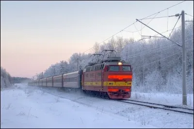 Combien de kilomètres parcourt le "Transsibérien" qui relie Moscou à Vladivostok en une semaine?