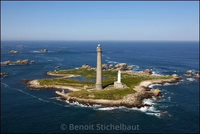 Comment s'appelle ce phare de 82,50 mètres, le plus haut d'Europe, comptant moins de 400 marches ?