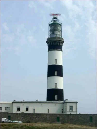 Ce phare de 54,85 mètres, situé à Ouessant, a 3 bandes noires et 3 bandes blanches ; il a été construit en 1863. Comment s'appelle-t-il ?