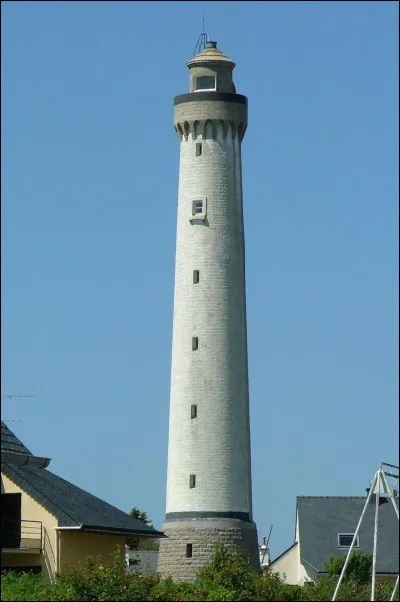 Comment s'appelle ce phare de 37,20 mètres, situé à Plouarzel dans le Finistère ?
