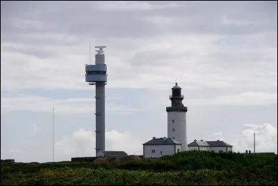 Comment s'appelle ce phare de 32,40 mètres, situé à Ouessant ?