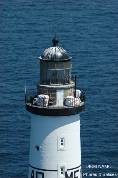 Comment s'appelle ce phare de 37 mètres, situé à la pointe du Raz ?