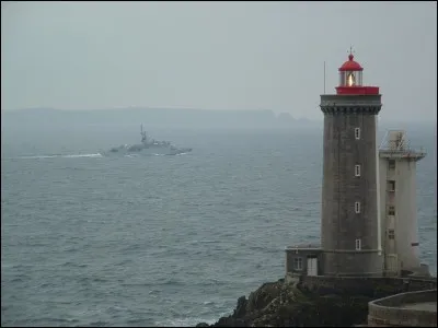Comment s'appelle ce phare de 24 mètres, situé sur la rade de Brest dans le Finistère ?