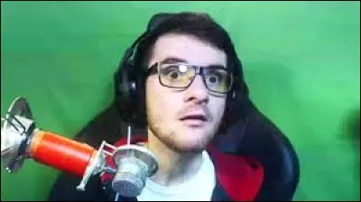 Quel est le thème de sa chaîne à la base ?