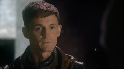 Qui est la personne encapuchonnée ?