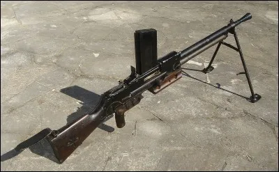 Comment se nomme l'une des mitrailleuses les plus appréciées par les troupes françaises ?