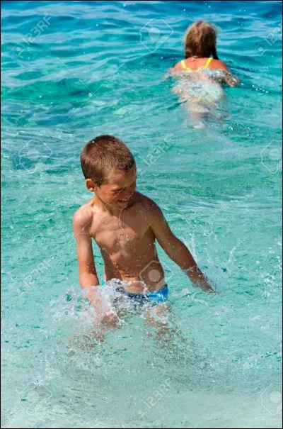 Je me baigne à la plage.