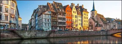 Capitale de l'Alsace, de la r&eacute;gion Grand Est, de l'Europe (enfin au moins parlementaire), grande ville historique et &eacute;tudiante, sur le Rhin, faisant face &agrave; Kehl en Allemagne. (Facile)