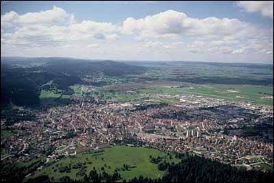 Ville du Doubs (25) de 17 000 habitants, parmi les plus hautes de France (800 m), célèbre pour son absinthe et frontalière de la Suisse dans le massif du Jura.