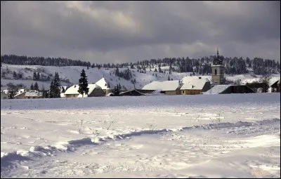 Commune du Doubs (25) réputée pour être la plus froide de France, comptant environ 1 000 habitants, je suis limitrophe de la Suisse dans le massif du Jura.