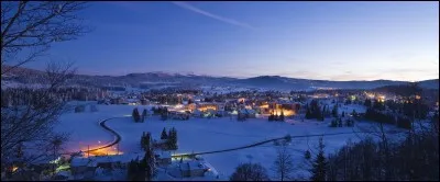 Commune du Jura (39), de 3 000 habitants, à 1100 mètres d'altitude, frontalière de la Suisse. J'héberge une station de ski.