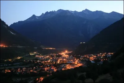 Commune de Savoie (73) de 3 200 habitants, dans la vallée de la Maurienne et en bordure du parc de la Vanoise. Grande commune par la superficie, je m'étends jusqu'en Italie, que l'on atteint par le tunnel routier et ferroviaire du Fréjus.