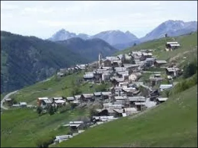 Commune de 250 habitants des Hautes-Alpes (05), dans le parc du Queyras, qualifiée de plus haute commune d'Europe, je suis frontalière de l'Italie... à pied.