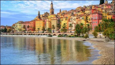 Commune des Alpes-Maritimes (06) de 28 000 habitants, je borde l'Italie et la Méditerranée. Station touristique, je suis aussi célèbre pour mes citrons.