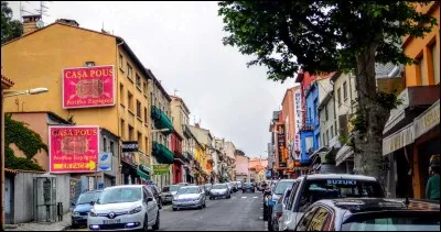 Commune des Pyrénées-Orientales (66), point d'accès important vers l'Espagne, je suis un village catalan à cheval sur la frontière franco-espagnole (dans la rue principale, le trottoir est espagnol et la chaussée française).