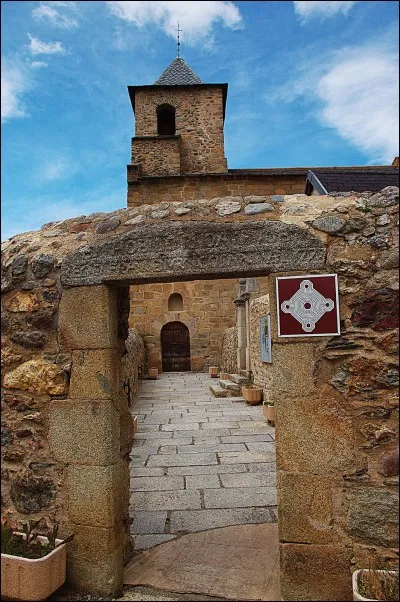 Commune des Pyrénées-Orientales (66) de 1 200 habitants en Cerdagne, j'ai moi aussi une particularité. Je suis bordée par l'Espagne à la fois au sud-ouest (Puigcerdà) et au nord-est (où se trouve une enclave espagnole).