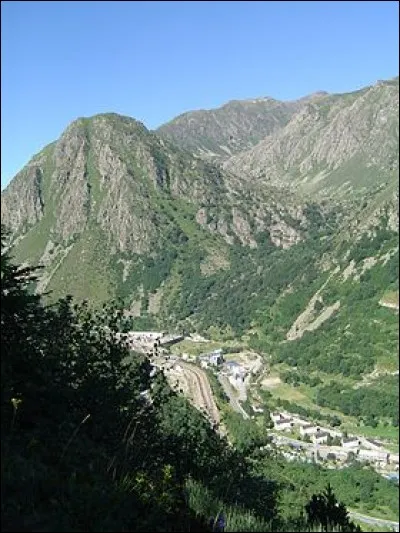 Commune d'Ariège (09) de 90 habitants, située à 1440 mètres d'altitude, je suis frontalière d'Andorre et constitue l'entrée nord du col et du tunnel de Puymorens.
