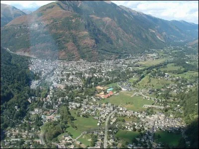 Commune de Haute-Garonne (31) de 2 400 habitants, station thermale et de sports d'hiver, je m'étends jusqu'à la frontière espagnole, non loin du pic d'Aneto, point culminant des Pyrénées.