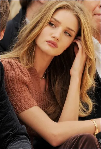 Quel acteur sort avec Rosie Huntington-Whiteley depuis 2010 ?