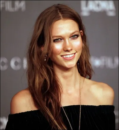 Combien de surs a Karlie Kloss ?