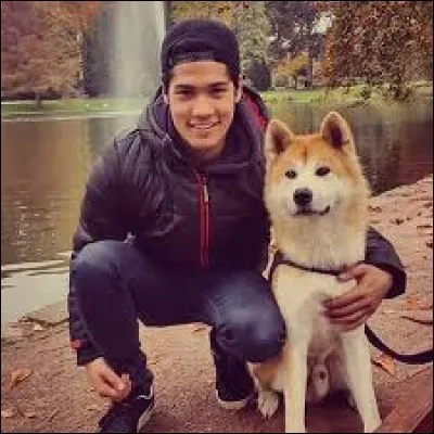 Voici Aziatomik et son chien. Quel est le nom de ce dernier ?