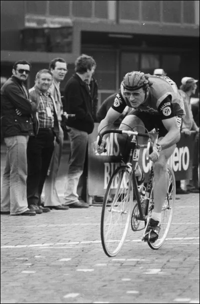 Ce coureur rapide a brillé dans les courses en ligne : vainqueur de 10 étapes du Tour de France, de Paris-Roubaix, du Tour des Flandres, il remporte le championnat du monde en 1979. De qui s'agit-il ?