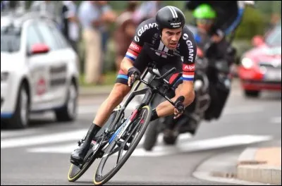 Né en 1990, d'abord spécialiste du contre-la-montre, il s'attaque aux grands Tours et remporte le Tour d'Italie 2017. De qui s'agit-il ?