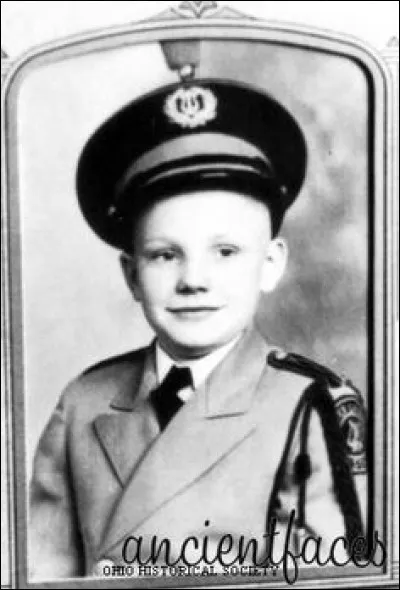 À quel âge effectue-t-il son premier vol en tant que passager ?