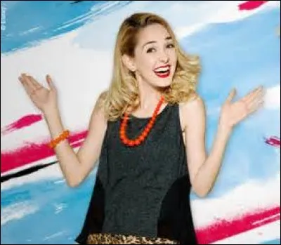 Dans quelle saison Ludmila a-t-elle les cheveux mi-longs ?