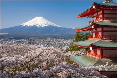 Par quel océan la côte est du Japon est-elle baignée ?
