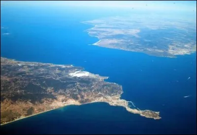 Quel détroit relie la Méditerranée à l'océan Atlantique ?