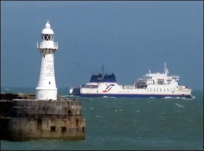 La mer du Nord communique avec la Manche par...