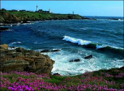 Le goulet de Brest, en Bretagne, relie la rade de Brest à une mer. Laquelle ?