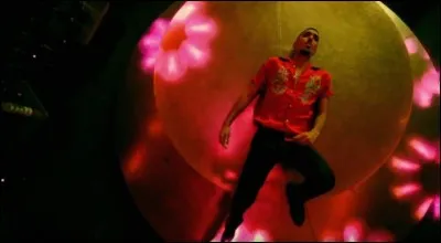 Avec qui fait-il un feat dans ''Ouais mec remix'' ?