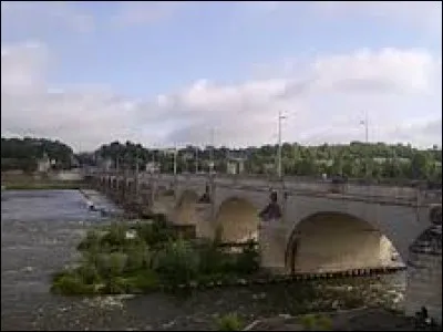Enjambant la Loire, composé de 15 arches et long de 434 mètres, il est le plus vieux pont de Tours. Construit entre 1765 et 1778, c'est le Pont ...