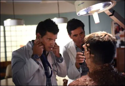 Saison 2 : Comment se nomment les 2 médecins qui font leur apparition lors de cette saison ?