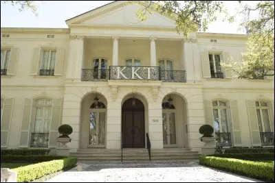 Saison 1 : Comment se nomme la sororité à laquelle appartiennent les Chanel ?