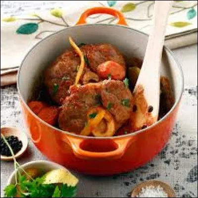 L'osso buco se cuisine traditionnellement avec un jarret de porc.